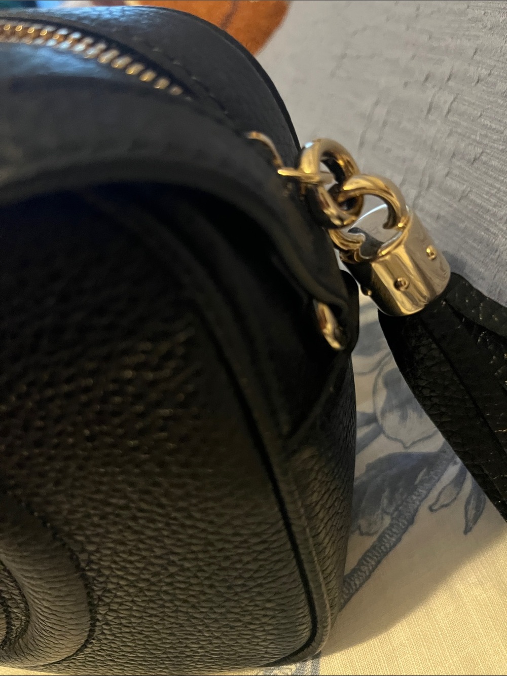 Gucci Black Pebbled Leather Round-Logo Crossbody with Tassel and bag insert - Picture 4 of 8